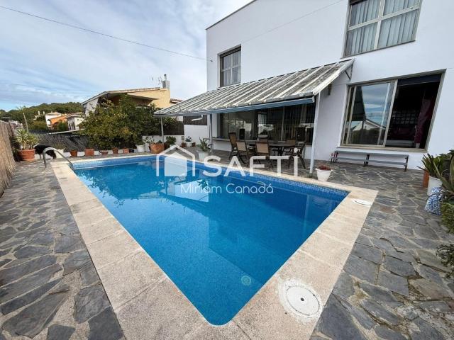 Casa amplia con piscina y jacuzzi en Calafell