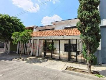 Casa amplia de 7 recámaras en Colonia Echeverría, Guadalajara