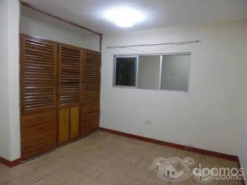 Casa amplia de 2 pisos con azotea habilitada para un tercer nivel, a pocos metros del Centro Cívico. Pisos Independientes, con cisterna y tanque elevado que permite continuidad de agua las 24 horas