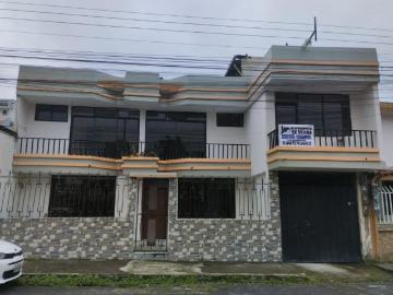 Casa Amplia De Dos Pisos En Zona Residencial, Santo Domingo Casa en Venta en Santo Domingo