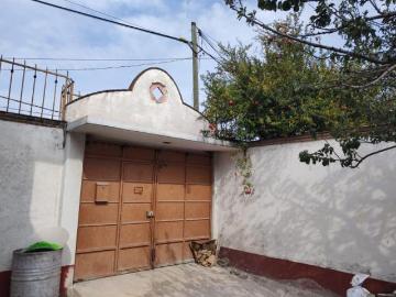 CASA AMPLIA DOS PISOS POR AVENIDA IMPORTANTE