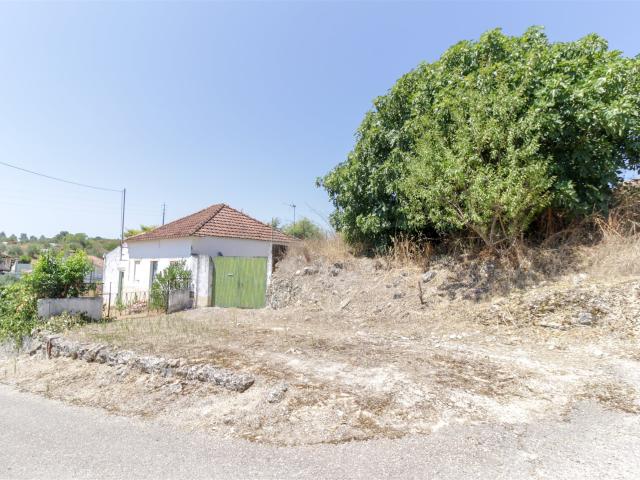 Casa, anexos e quintal para recuperar a 1 hora de Lisboa 89m² Azoia de Cima e Tremês