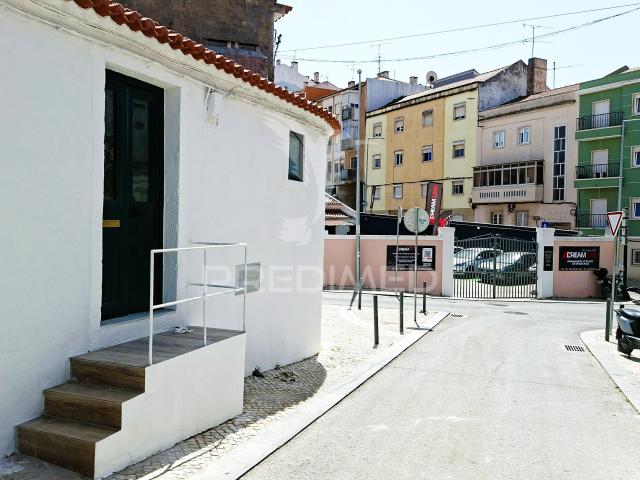 Casa Antiga Térrea T2, no Centro Histórico de Odivelas