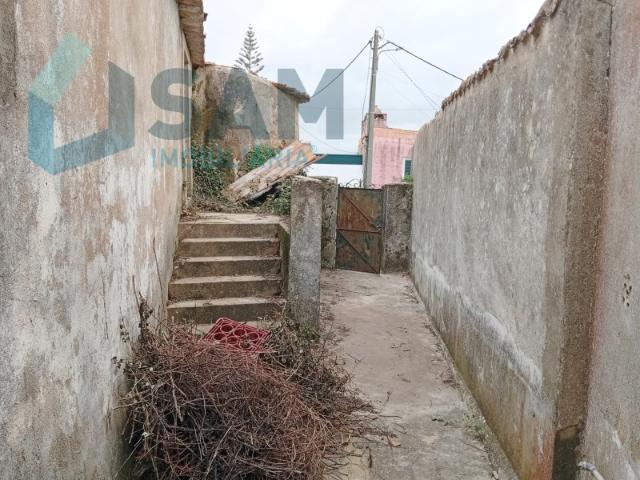 Casa antiga com quintal