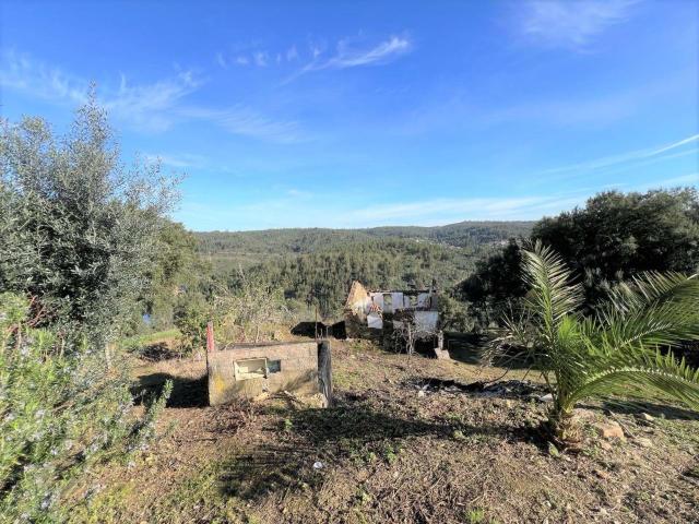 Casa antiga de construção em pedra, para reconstrução total com área de implantação do imóvel de 126m2 e terreno com 2.120m2