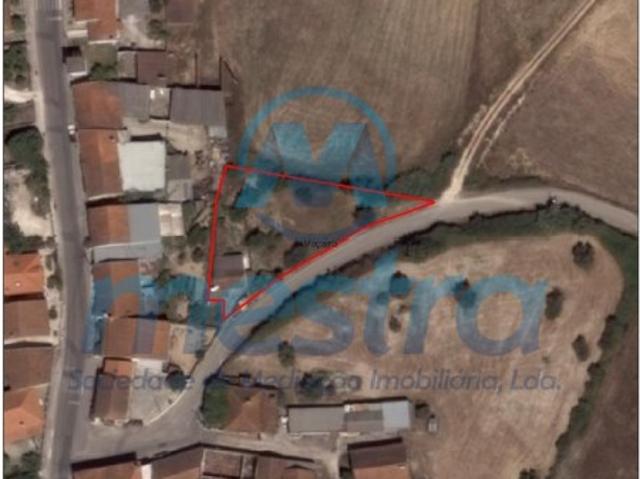 Casa antiga de r/c, para recuperação total com terreno