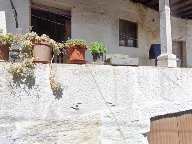 Casa antiga em pedra de granito com jardim murado
