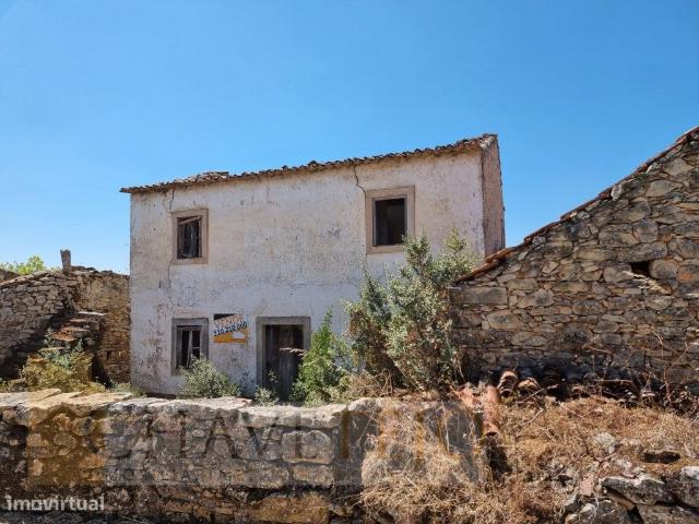 Casa antiga em pedra para reconstruir, situada entre Tomar e Ferrei.