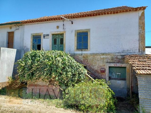 Casa antiga geminada para reabilitar a 10m de Ferreira do Zzere