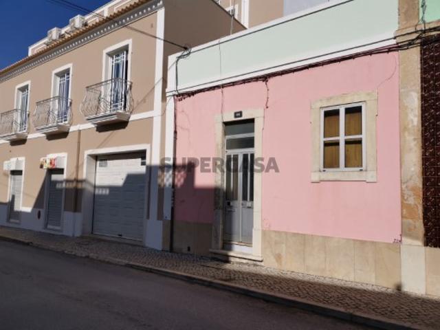 Casa antiga por recuperar no centro de Loulé