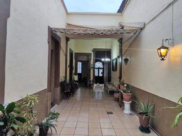Casa antigua en el centro de Guadalajara de adobe