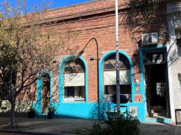 Casa antigua en el centro de la ciudad Lobos