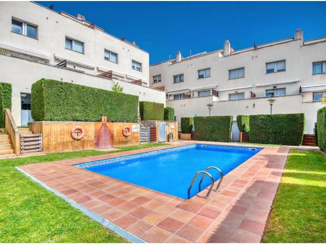 Casa aparellada amb jardí i piscina comunitària a Sant Feliu de Guíxols