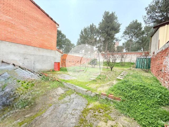 CASA BAJA CON PATIO PARA REFORMAR