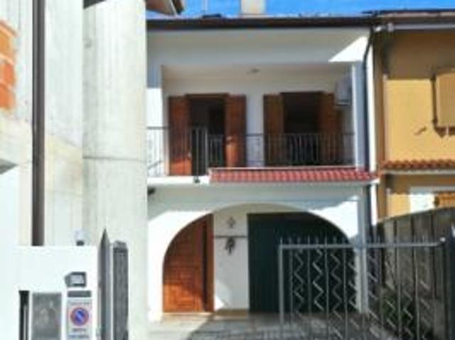 Casa bicamere con studio e cortile