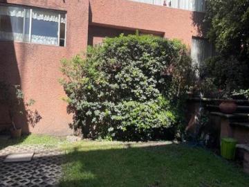 Casa bien ubicada con jardín 2.5 baños 3 recamaras 2 autos cuarto de servicio