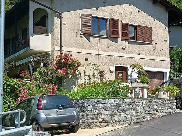 Casa bifamiliare con vista panoramica in zona residenziale di Cugnasco