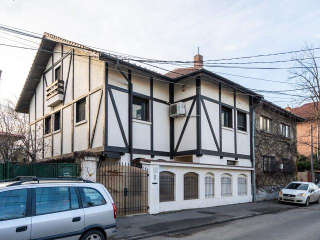 casa cu arhitectura frumoasa, amplasata in zona floreasca