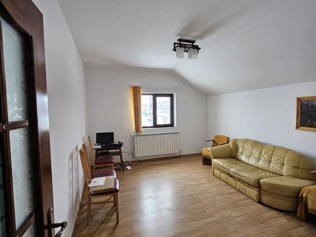 Casa cu etaj si 3000mp teren la Hudum la strada