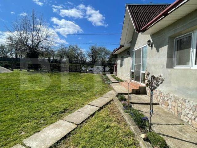 Casa cu 3 camere, 90 mp, 2 anexe gospodaresti si teren de 3000 mp, zon