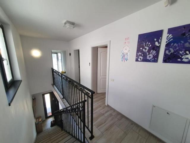 Casa cu 4 camere si garaj