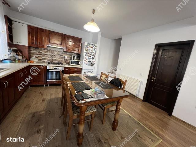 Casa cu 4 camere 2 bai si curte proprie in zona Arhitectilor