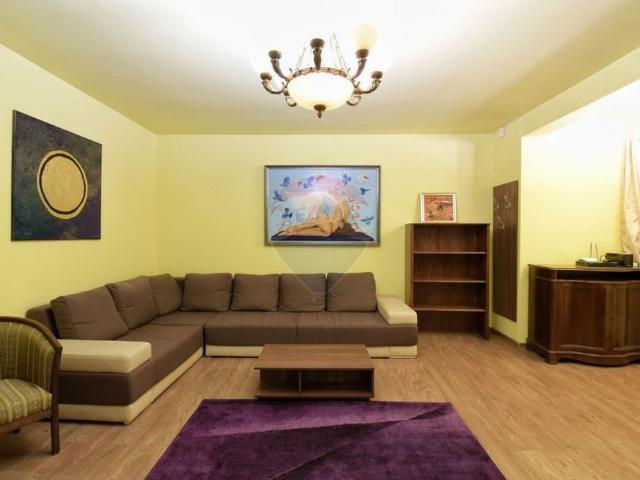Casa cu 5 camere de inchiriat, zona Becas