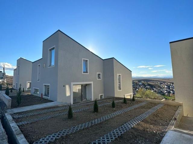 Casa cuplata noua de inchiriat cu gradina si panorama spre Cluj