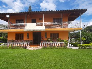 Casa Campestre En Venta En Alcala En. V95307