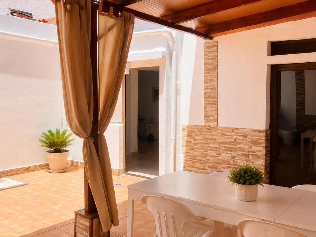 CASA CANARIA CON AMPLIO PATIO PRIVADO
