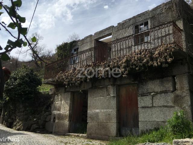 Casa centenria para reconstruo em Ansies, Amarante