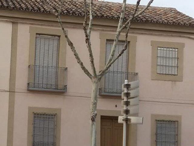 CASA CENTRICA A DOS CALLES A REFORMAR CON PATIO, GARAJE, DORMITORIOS ABAJO