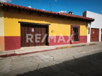 Casa céntrica con local y jardín