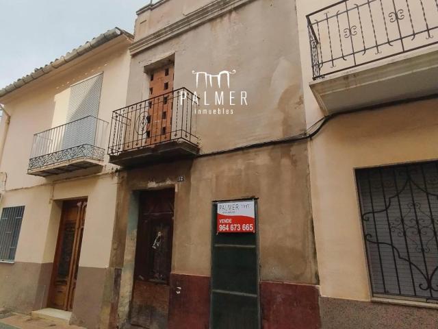 CASA CÉNTRICA CON MUCHAS POSIBILIDADES