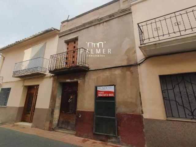 CASA CÉNTRICA CON MUCHAS POSIBILIDADES