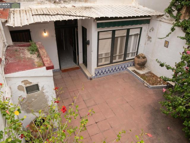 Casa Centrica del 1900, de Planta Baja, y dos pisos alto de 120 m2 por Planta, y Patio de 50 m2