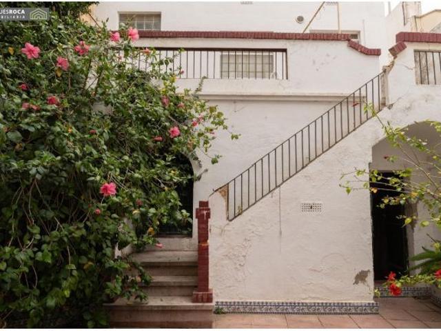 Casa Centrica del 1900, de Planta Baja, y dos pisos alto de 120 m2 por Planta, y Patio de 50 m2