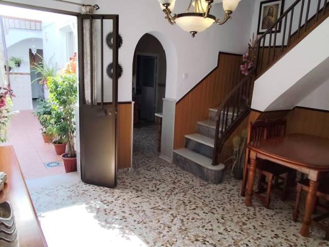 Casa céntrica en Coín, 3 dormitorios, patio y terraza