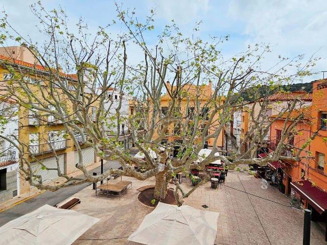 Casa céntrica en Colera con local comercial y a pasos de la playa