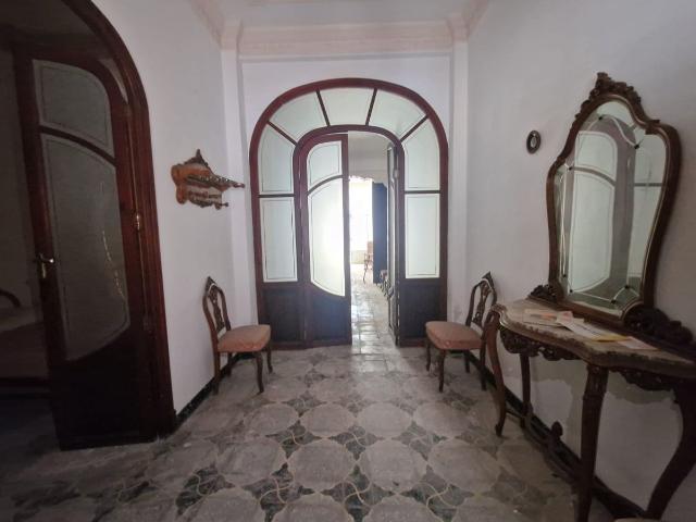 CASA CENTRICA Y SEÑORIAL CON GRAN GARAJE PARA REFORMAR COMPLETAMENTE A TU GUSTO