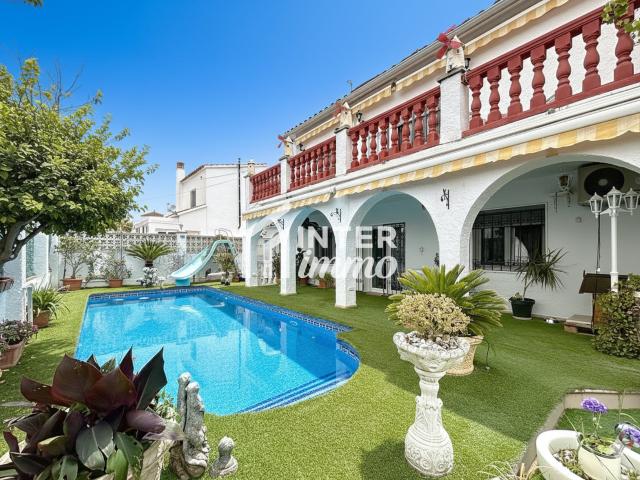 Casa cerca de la playa dividida en 2 apartamentos. Oportunid. 295m² Empuriabrava