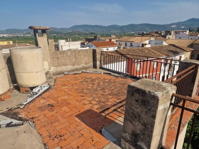 Casa Chalet Adosado en Ador Oportunidad de Inversión con Alto Potencial
