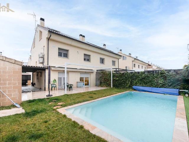 Casa chalet en Venta en Urbanizaciones
