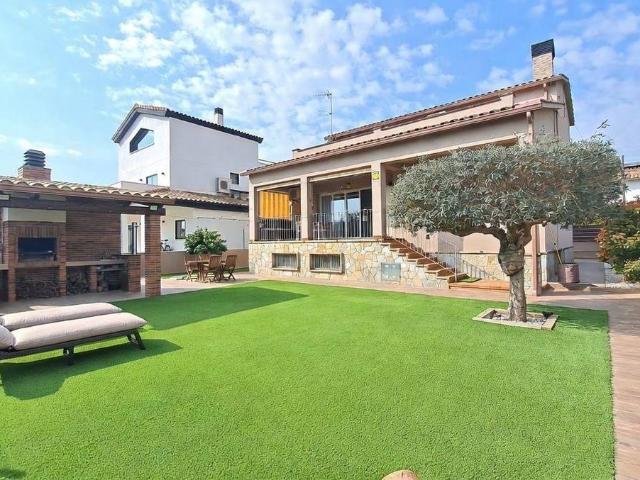 Casa chalet en Venta en Abrera