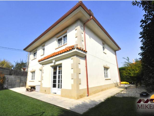 Casa chalet en Venta en Boo