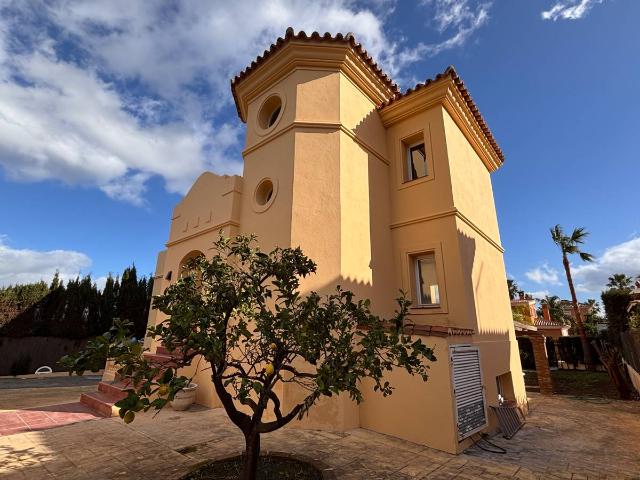 Casa chalet en Venta en Coín