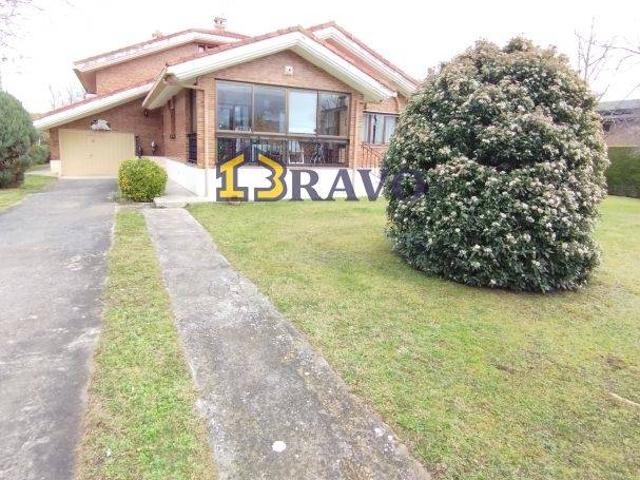 Casa chalet en Venta en Medina de Pomar