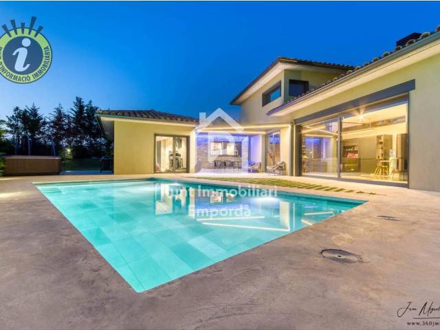 Casa chalet en Venta en Navata