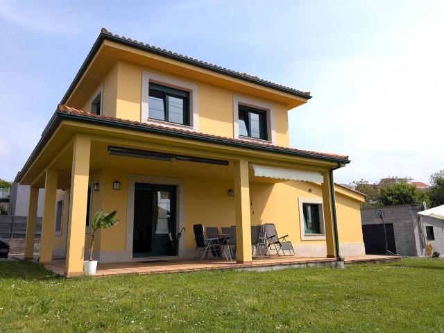 Casa chalet en Venta en Neda