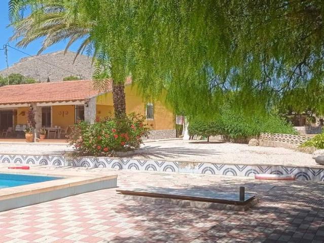 Casa chalet en Venta en Novelda